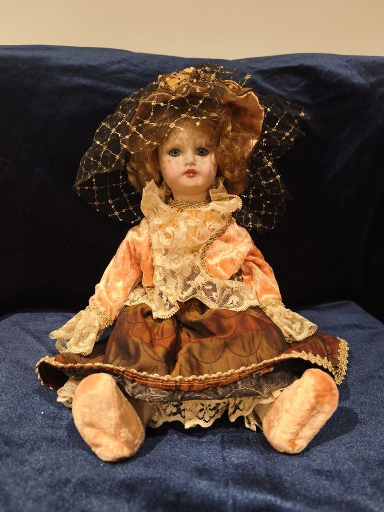 Porcelana 45-65cm — Sentada, terciopelo melocotón, falda de tafetán bronce/marr…