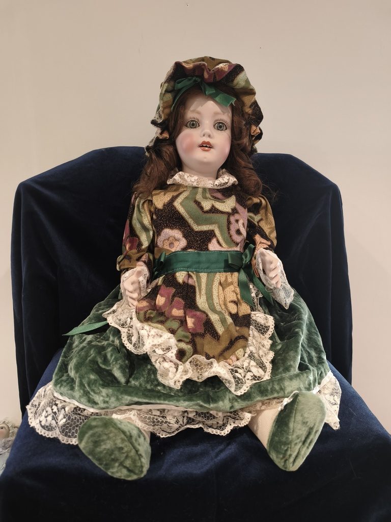 Porcelana y cartón >65cm — Capota estampada verde/marrón/rosa con lazo verde, vestido …